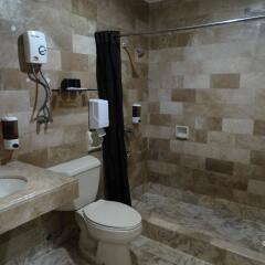 Отель White Knight Hotel Intramuros Филиппины, Манила - 3 отзыва об отеле, цены и фото номеров - забронировать отель White Knight Hotel Intramuros онлайн ванная