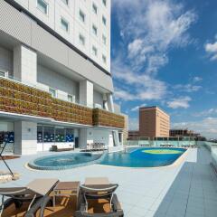 Отель Apa Hotel&Resort<Yokohama Bay Tower> Япония, Йокогама - отзывы, цены и фото номеров - забронировать отель Apa Hotel&Resort<Yokohama Bay Tower> онлайн бассейн
