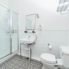 Отель Sherlock Art Hotel Латвия, Рига - отзывы, цены и фото номеров - забронировать отель Sherlock Art Hotel онлайн ванная фото 2
