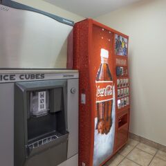 Отель Red Roof Inn PLUS+ Columbus Downtown - Convention Center сейф в номере