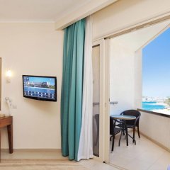 Отель Alexander The Great Beach Hotel Кипр, Пафос - 1 отзыв об отеле, цены и фото номеров - забронировать отель Alexander The Great Beach Hotel онлайн балкон