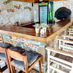 Отель John's Guesthouse Албания, Ксамил - отзывы, цены и фото номеров - забронировать отель John's Guesthouse онлайн гостиничный бар