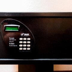 Отель Red Roof Inn PLUS+ Miami Airport сейф в номере