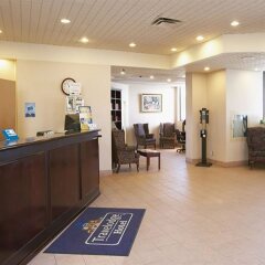 Отель Travelodge Calgary Macleod Trail Канада, Калгари - отзывы, цены и фото номеров - забронировать отель Travelodge Calgary Macleod Trail онлайн интерьер отеля