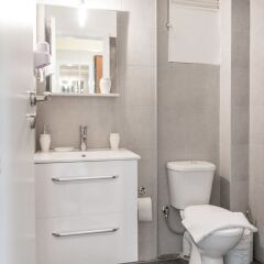 Отель Ermou Suites by Livin Urbban ванная фото 9