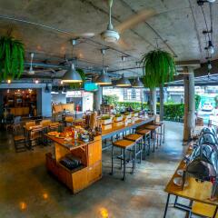 Отель The Warehouse Bangkok гостиничный бар