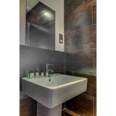 Апартаменты Greater Manchester Warehouse Apartment for up to 4 ванная