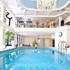 Queen's Court Hotel &Residence бассейн фото 3