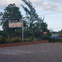 Отель Retreat Drax Hall Country Club парковка