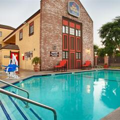 Отель Best Western Plus Raffles Inn & Suites бассейн фото 3