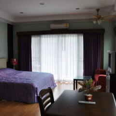 Апартаменты Hill Top Sweet Serviced Apartment Паттайя комната для гостей фото 3