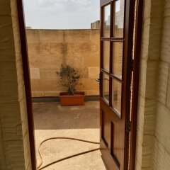 Отель Qronfla Farm Five Stars Holiday House Мальта, Зеббудж - отзывы, цены и фото номеров - забронировать отель Qronfla Farm Five Stars Holiday House онлайн балкон