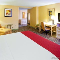 Отель Holiday Inn Chantilly-Dulles Expo Center, an IHG Hotel США, Чантилли - отзывы, цены и фото номеров - забронировать отель Holiday Inn Chantilly-Dulles Expo Center, an IHG Hotel онлайн удобства в номере фото 2