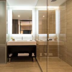 Отель Dominic & Smart Luxury Suites Republic Square Сербия, Белград - отзывы, цены и фото номеров - забронировать отель Dominic & Smart Luxury Suites Republic Square онлайн ванная фото 2