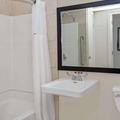 Отель Ramada Staten Island ванная фото 2
