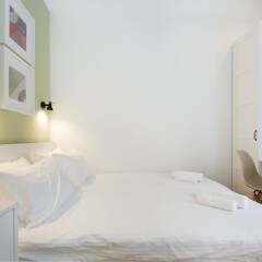 Отель Dinostratus House сейф в номере