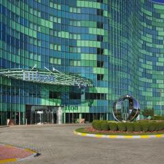 Отель Hilton Capital Grand Abu Dhabi парковка