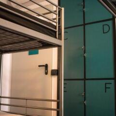 Hostel One Madrid сейф в номере