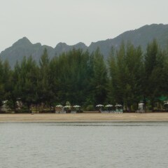 Отель Samroiyod Holiday Resort пляж