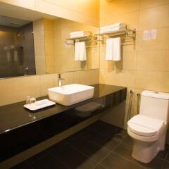 Отель Prescott Hotel KL Medan Tuanku Малайзия, Куала-Лумпур - 1 отзыв об отеле, цены и фото номеров - забронировать отель Prescott Hotel KL Medan Tuanku онлайн ванная