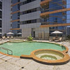 Отель DoubleTree by Hilton Hotel and Residences Dubai Al Barsha ОАЭ, Дубай - 1 отзыв об отеле, цены и фото номеров - забронировать отель DoubleTree by Hilton Hotel and Residences Dubai Al Barsha онлайн бассейн фото 2
