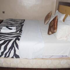 Отель Emglo Suites комната для гостей