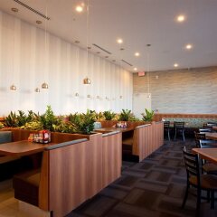 Отель Sandman Hotel & Suites Calgary South Канада, Калгари - отзывы, цены и фото номеров - забронировать отель Sandman Hotel & Suites Calgary South онлайн питание фото 2