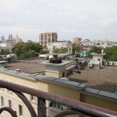 Гостиница TVST Apartments Bolshoy Gnezdnikovsky 10 - 506 в Москве отзывы, цены и фото номеров - забронировать гостиницу TVST Apartments Bolshoy Gnezdnikovsky 10 - 506 онлайн Москва балкон