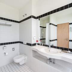 Отель AZIMUT Hotel Munich Германия, Мюнхен - 10 отзывов об отеле, цены и фото номеров - забронировать отель AZIMUT Hotel Munich онлайн ванная фото 2