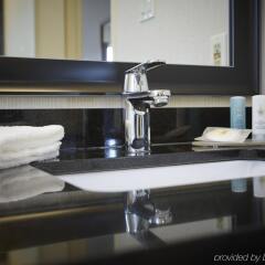 Отель Comfort Inn Kirkland Lake ванная