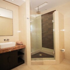 Отель Downtown Apartment Oasis 12 Мексика, Плая-дель-Кармен - отзывы, цены и фото номеров - забронировать отель Downtown Apartment Oasis 12 онлайн ванная