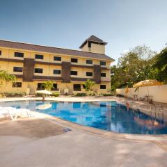 Отель Luckswan Resort бассейн