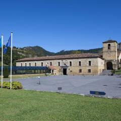 Отель Parador De Cangas De Onis Кангас-де-Онис приотельная территория