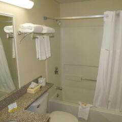Отель Days Inn Colchester/Burlington ванная фото 2