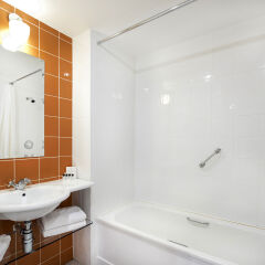 Отель Cork Airport Hotel Ирландия, Корк - отзывы, цены и фото номеров - забронировать отель Cork Airport Hotel онлайн ванная