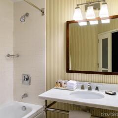 Отель Sheraton JFK Airport Hotel США, Нью-Йорк - 1 отзыв об отеле, цены и фото номеров - забронировать отель Sheraton JFK Airport Hotel онлайн ванная