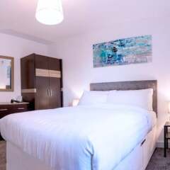 Апартаменты Modern 2 Bedroom Apartment in City Centre With Balcony комната для гостей фото 3