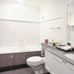 Апартаменты Cape House Serviced Apartments Бангкок ванная