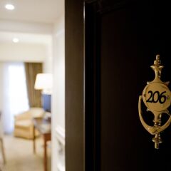 Hera Hotel сейф в номере