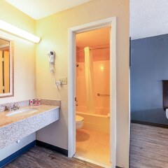 Отель Econo Lodge Effingham ванная фото 2