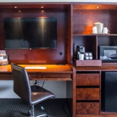 Отель Red Feather Lodge удобства в номере