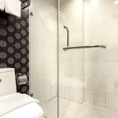 Отель Bally Suite Silom Бангкок ванная фото 2