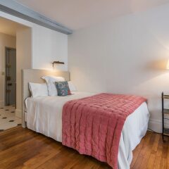 Отель Luxury and Bright Two-Bedroom Apartment Ile Saint-Louis Франция, Париж - отзывы, цены и фото номеров - забронировать отель Luxury and Bright Two-Bedroom Apartment Ile Saint-Louis онлайн комната для гостей фото 2