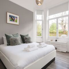 Отель Luxurious Hampstead Home with Gorgeous Garden комната для гостей