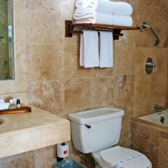 Отель Ramada Resort Mazatlan ванная фото 2