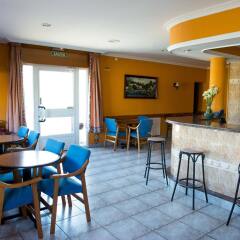 Hotel Alpina Вильянуэва-де-Ароса гостиничный бар