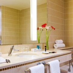 Отель Novotel Casablanca City Center Марокко, Касабланка - 1 отзыв об отеле, цены и фото номеров - забронировать отель Novotel Casablanca City Center онлайн ванная