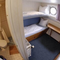 Отель Eastern & Western Comfort Hostelboat удобства в номере фото 2