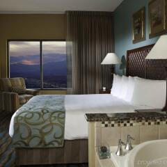 Отель Hilton Grand Vacations on the Las Vegas Strip США, Лас-Вегас - 8 отзывов об отеле, цены и фото номеров - забронировать отель Hilton Grand Vacations on the Las Vegas Strip онлайн комната для гостей