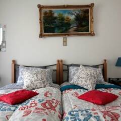 Отель Comfy & Tasteful Central Apt • 1' to Metro Station удобства в номере